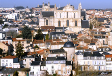 Les toits d'ardoise de la ville de Poitiers, capitale du Poitevin