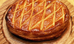 Une galette des rois, tendre et croustillante
