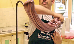 Jean-Yves Matifas, petit-fils de confiseur, en train de filer le sucre au crochet