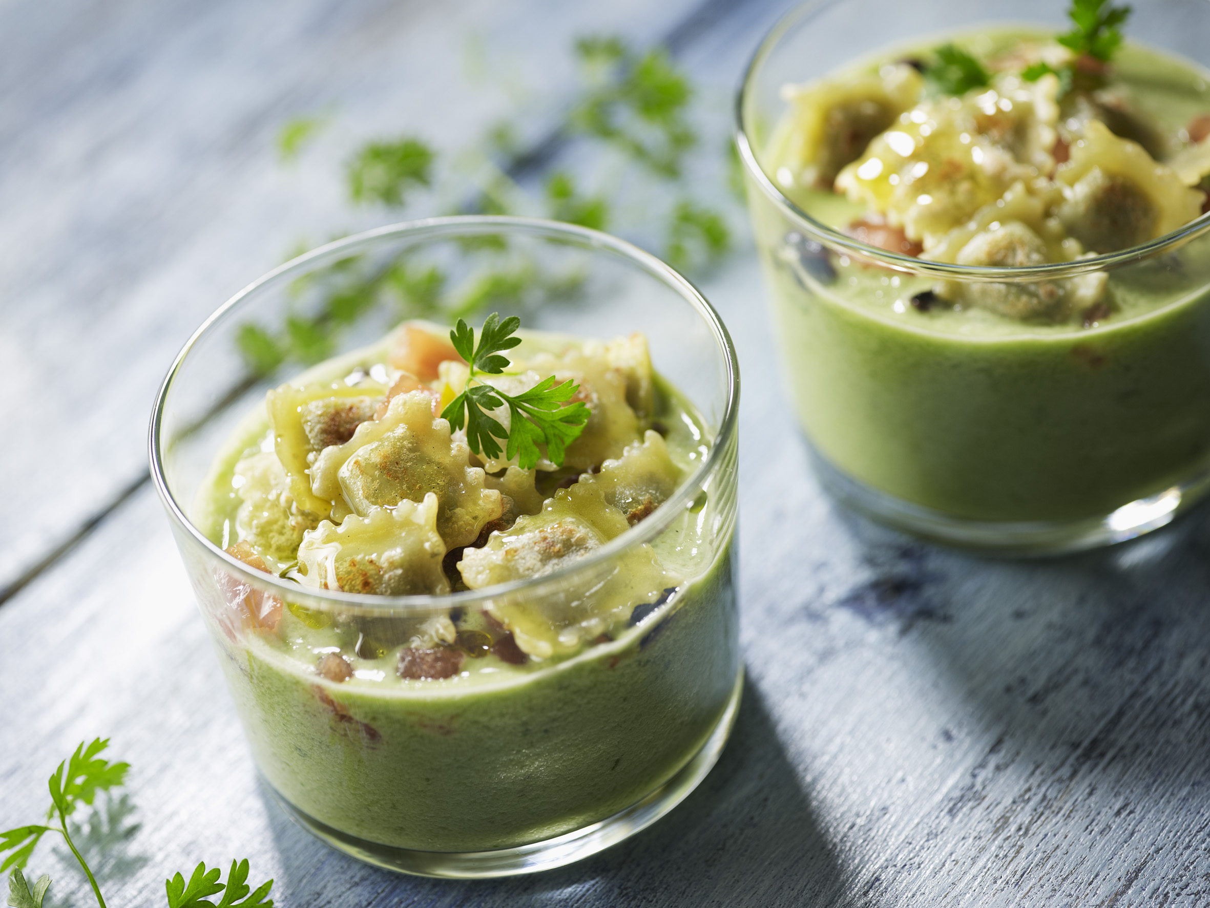 Gaspacho concombre ravioles croustillantes au basilic