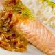 Saumon au Confit d’Oignons Jours Heureux, porto et baies roses