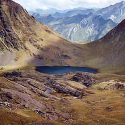 le lac du Lavedan et le col d'Uzious vus en descendant de la hourquette d'Arre